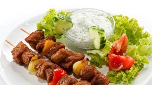 Shish kebab al forno su spiedini - un piatto delizioso 